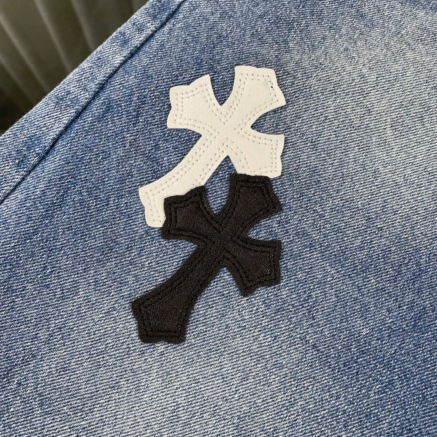 🅿️280 chrome hearts 2025 new city limited classic leather label jeans vi Top heavy industry fashionable design] Consistent high street luxury style creation. Speaking of this style, the Zangyin family and GU family are definitely among the leading representative brands. Especially the Zangyin family has really achieved a state-of-the-art effect in creating high street style. It is made of unique washed materials. The color system of this model is already quite eye-catching. After it is decorated with patchwork cross flowers, it cleverly highlights the charm of the brand. Secondly, this model uses classic The classic high-waist cutting design highlights the long legs and the fashionable temperament of the upper body. The brand is highly recognizable and the slim fit configuration is more suitable for daily wear. This product is a product that interprets personality, fashion, and specifications at a glance. This single product is enough to make any fan excited. It can be a white T-shirt for youthful preppy style, or a tight sling for royal lady style. It has strong matching ability and can be easily controlled by men.  [Material and craftsmanship] Needless to say, this point goes without saying. As an excellent craftsman brand, Zangyin has really perfect requirements for details and craftsmanship. The washed color of this model has gone through so many processes, not to mention the embellishment of the denim appliqués. It is also purely handmade and sewn. Just like what they believe in, only handmade things have soul and have the meaning of wear. A top-notch heavy-duty fashionable denim item, I look forward to your perfect interpretation! !  Size:28-34